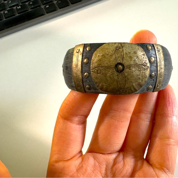 Vintage Style Wearable Bracelet - Picture 1 of 7